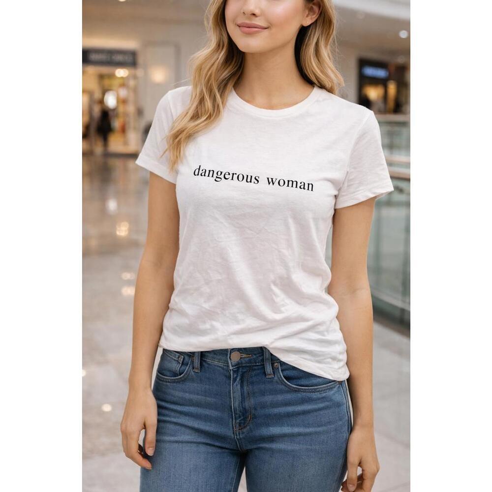 Ariana Grande Dangerous Woman Tour T-Shirt Size Medium LIKE NEW